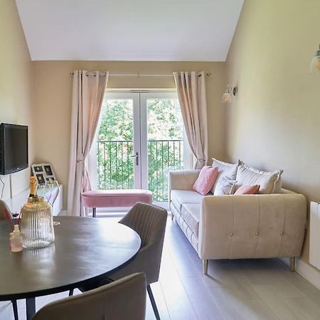 Stunning Luxury 2 Bed Apartment With En-Suite In Wokingham City Centre Ngoại thất bức ảnh