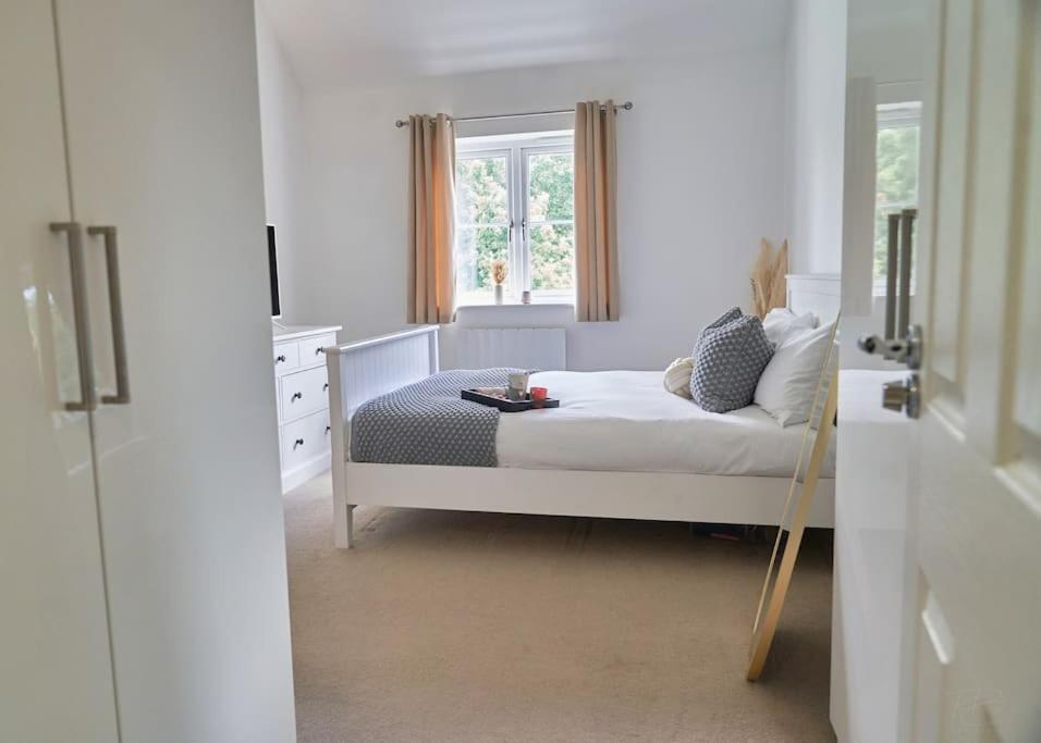 Stunning Luxury 2 Bed Apartment With En-Suite In Wokingham City Centre Ngoại thất bức ảnh