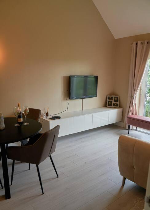 Stunning Luxury 2 Bed Apartment With En-Suite In Wokingham City Centre Ngoại thất bức ảnh