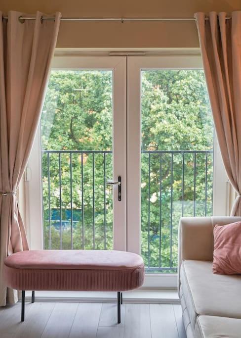 Stunning Luxury 2 Bed Apartment With En-Suite In Wokingham City Centre Ngoại thất bức ảnh