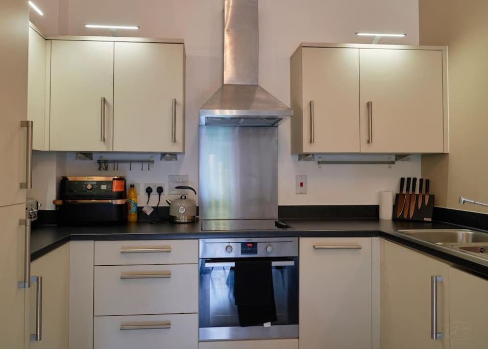 Stunning Luxury 2 Bed Apartment With En-Suite In Wokingham City Centre Ngoại thất bức ảnh