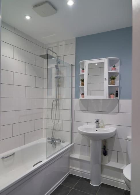 Stunning Luxury 2 Bed Apartment With En-Suite In Wokingham City Centre Ngoại thất bức ảnh