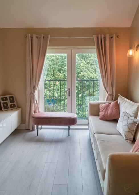 Stunning Luxury 2 Bed Apartment With En-Suite In Wokingham City Centre Ngoại thất bức ảnh