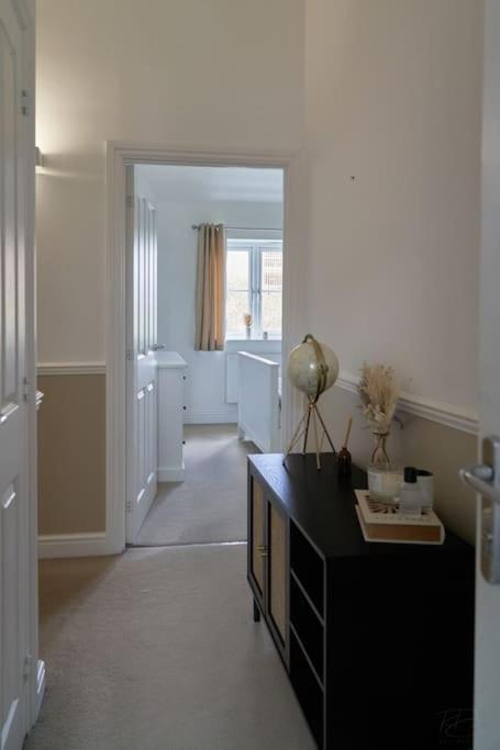 Stunning Luxury 2 Bed Apartment With En-Suite In Wokingham City Centre Ngoại thất bức ảnh