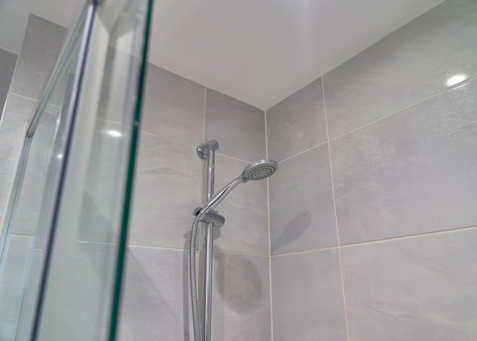 Stunning Luxury 2 Bed Apartment With En-Suite In Wokingham City Centre Ngoại thất bức ảnh